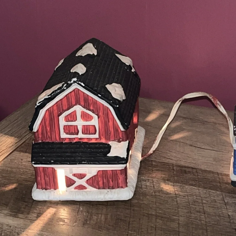 VTG Lighted Farm House/Barn Christmas Village Holiday Decor‎ WORKS
